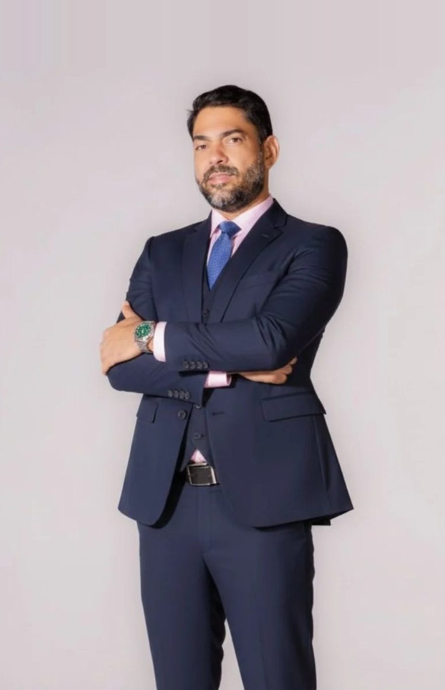 Adonias Lopes de Araújo, advogado, de terno azul-marinho e braços cruzados